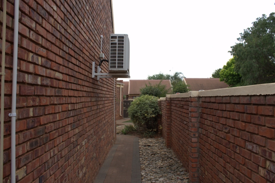 2 Bedroom Property for Sale in Langenhovenpark Free State